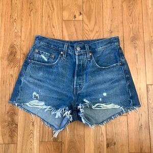 Levi’s EUC high waisted cut off jean shorts Size 26